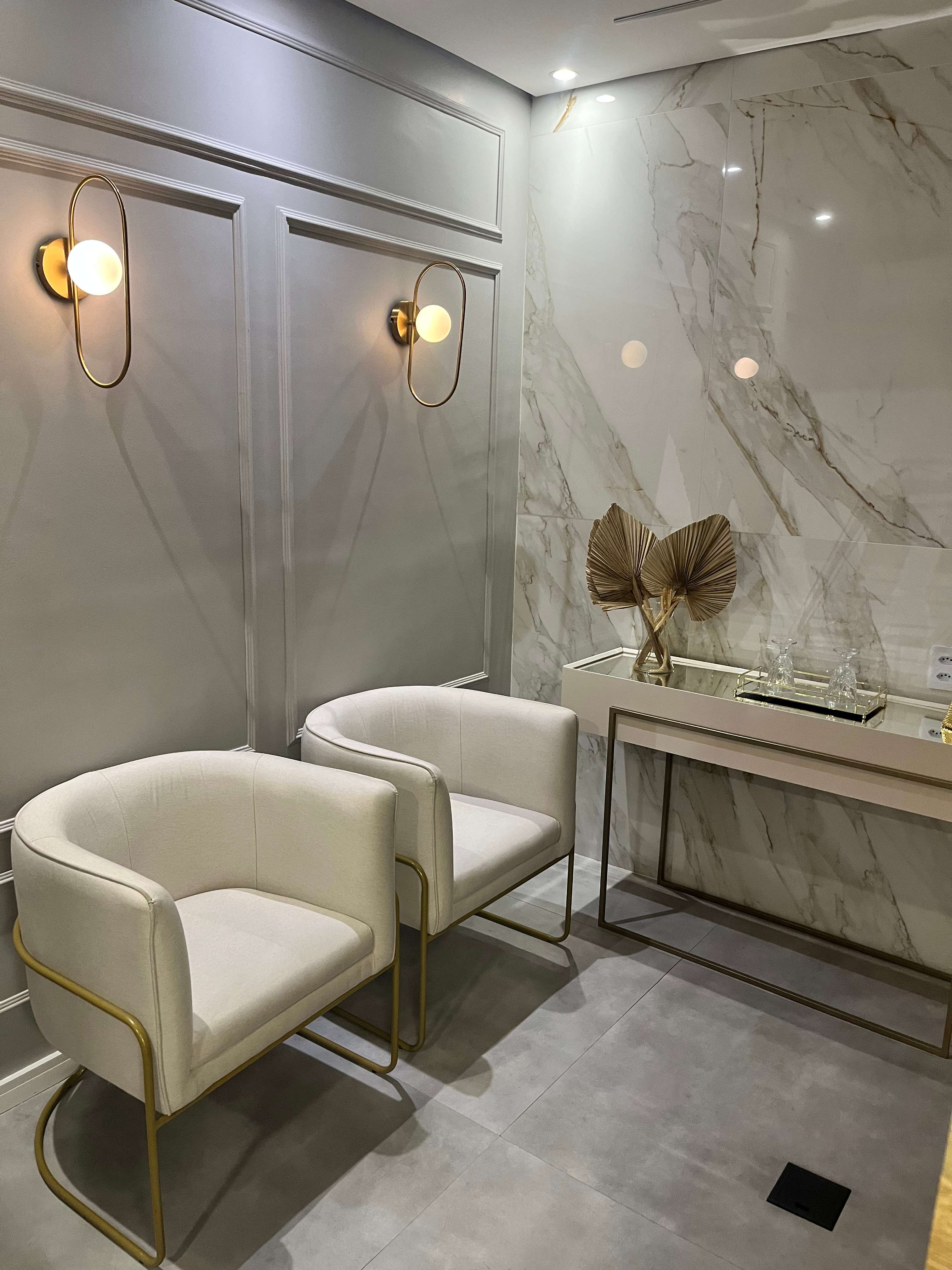 Sala de espera elegante com poltronas confortáveis
